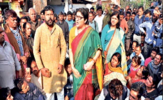 आसनसोल :  भाजपा नेता संदीप घोष की हत्‍या से उबली बीजेपी, शव को लेकर जिला अस्पताल के गेट के पास हंगामा, पुलिस ने साथ धक्का-मुक्की