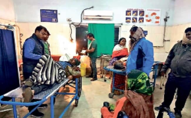 आसनसोल :  बारात से लौटने के दौरान मिनी बस को ट्रक ने मार दी टक्‍क्‍र, खुशियों में लगा ग्रहण, 14 यात्री गंभीर