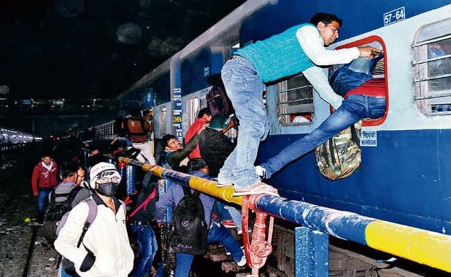 मुजफ्फरपुर  :  ट्रेन पर चढ़ने के लिए परीक्षार्थियों का हंगामा