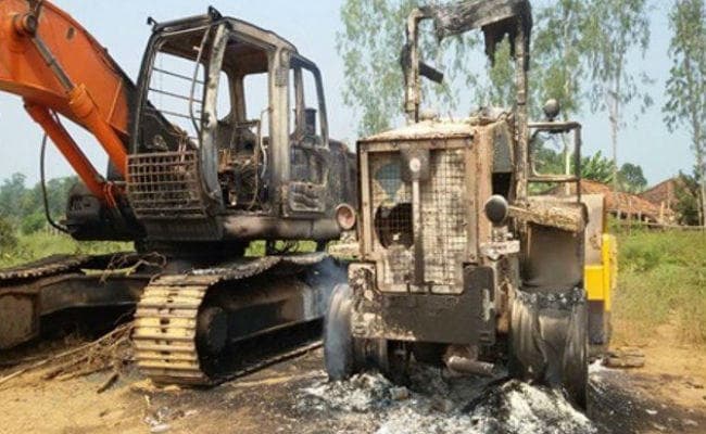 लातेहार: नक्सलियों ने तीन जेसीबी व एक ट्रैक्टर को फूंका