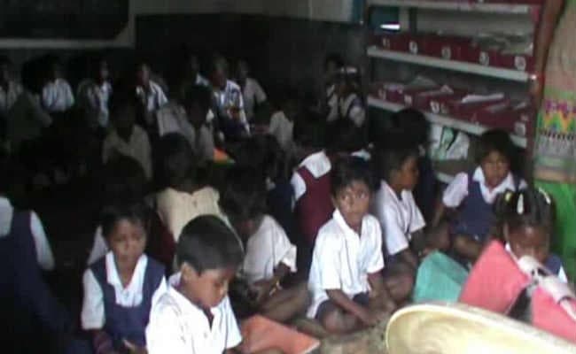 जमशेदपुर : अंधेरे में जिले के 657 स्कूल, कम रोशनी में पढ़ते हैं विद्यार्थी