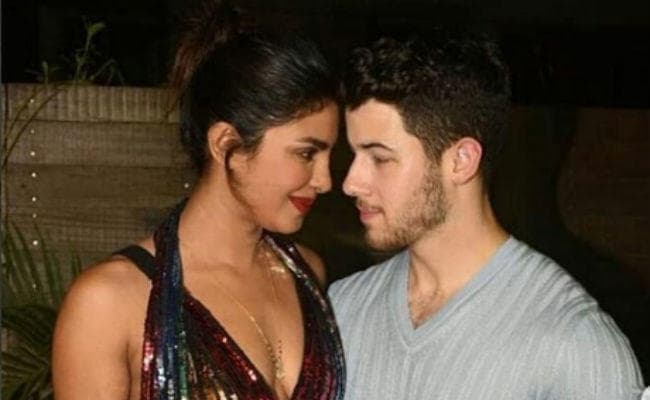 हनीमून पर हैं प्रियंका चोपड़ा-निक जोनास, समंदर किनारे रेत पर लिखा ये कैप्‍शन