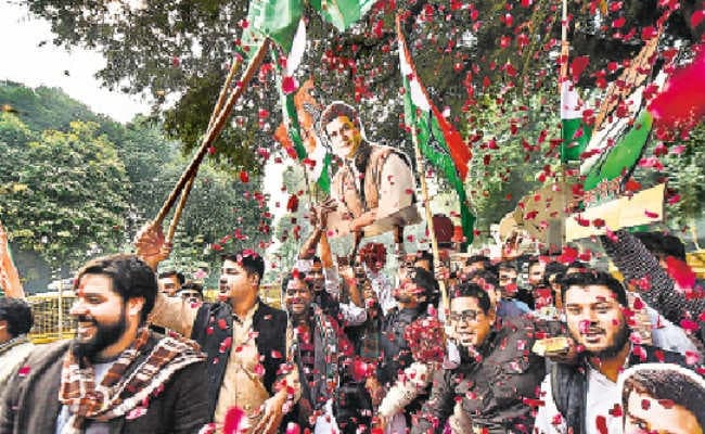 कोलकाता : बंगाल में भी कांग्रेसी कार्यकर्ताओं ने मनाया जश्न, निकाले विजय जुलूस