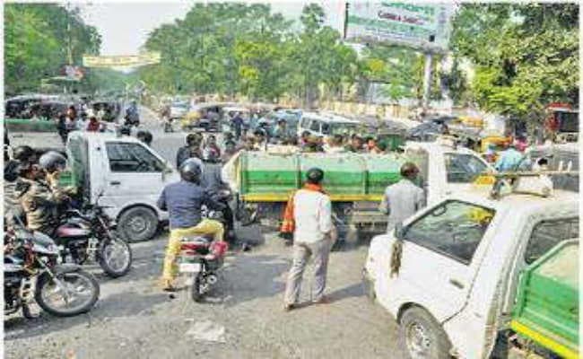 मुजफ्फरपुर :  पुलिस की पिटाई से भड़के ऑटो टिपर चालक, सड़क जाम कर किया हंगामा