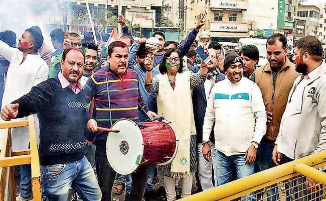 चुनाव परिणामों के बाद : कांग्रेसियों ने मनाया जश्न, निकाला विजय जुलूस
