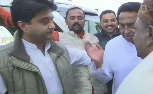 विधानसभा चुनाव : मध्‍यप्रदेश में विधायक दल की बैठक शुरू, सिंधिया और कमलनाथ का कांग्रेस ऑफिस में भव्‍य स्‍वागत