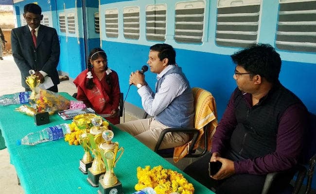 खरसावां : पेंटिंग कर स्कूल को दे दिया ट्रेन का स्वरूप, डीसी ने किया उद्धाटन