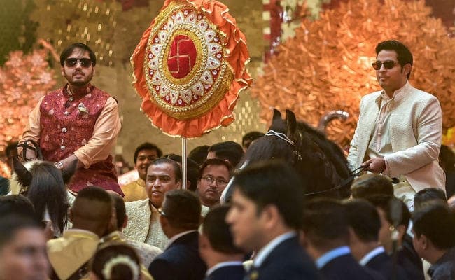 ईशा अंबानी और आनंद पिरामल ने लिये सात फेरे, राजनाथ सिंह, ममता बनर्जी समेत कई हस्तियां हुईं शामिल