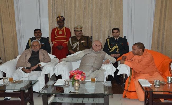 बिहार : राजभवन में आयोजित रात्रि-भोज में शामिल हुए सीएम योगी