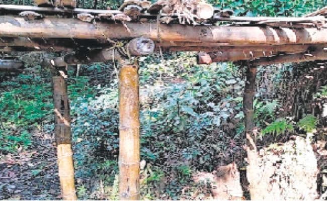 चेंगड़ाबांधा :  क्षतिग्रस्त सड़क पर राहगीरों के लिए बांस पुल बना सहारा