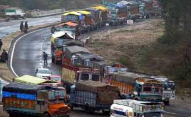 भागलपुर  :  शहर में नहीं थम रहा ट्रकों के महाजाम, 90 किमी लगी ट्रकों की कतार, हजारों लोगों ने पैदल ही पार किया विक्रमशिला सेतु