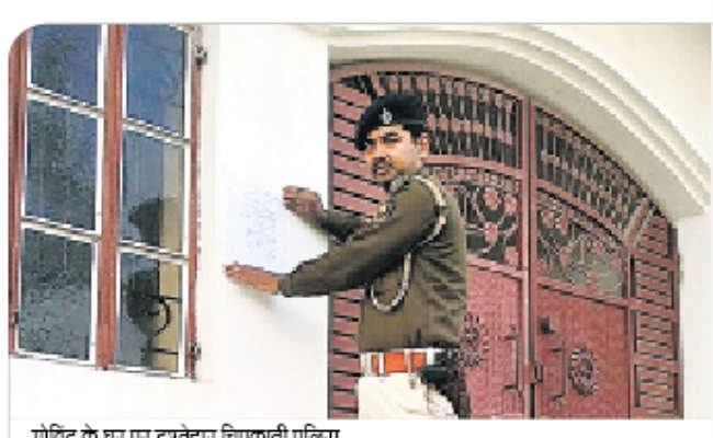 मुजफ्फरपुर : अब कुर्की के लिए कोर्ट जायेगी पुलिस, शूटर गोविंद व सुजीत के घर चिपकाया इश्तेहार