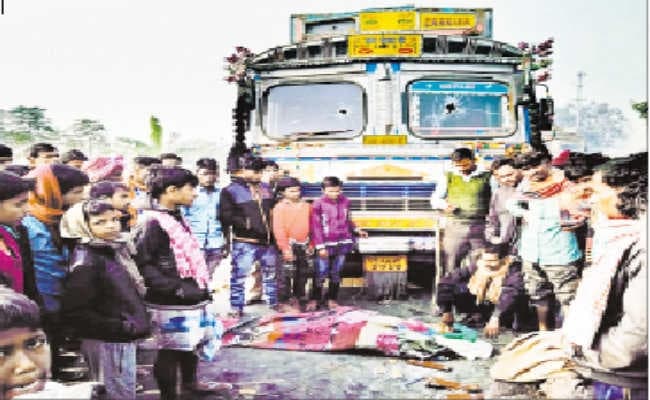 सरैया : 20 घंटे तक जाम रखा रेवा रोड, पुलिस पर रोड़ेबाजी, लाठीचार्ज पर भागे प्रदर्शनकारी