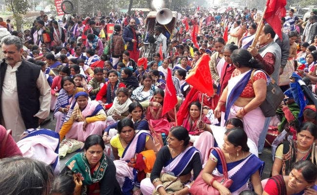 सरकारी कर्मी का दर्जा और मानदेय में बढ़ोतरी को लेकर आंगनबाड़ी सेविका-सहायिकाओं ने जाम की सड़क