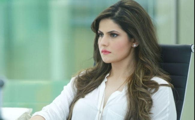 जरीन खान की कार का एक्‍सीडेंट, युवक की मौत