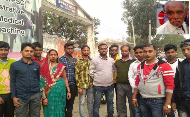 बरकट्ठा पुलिस की पिटाई से वृद्ध घायल, ग्रामीणों ने थाने पहुंचकर किया घटना का विरोध