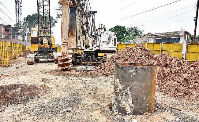 सिलीगुड़ी : पांच साल में नहीं बनी पक्की सड़क, काम के नाम पर पुल के तीन पिलर आते हैं नजर