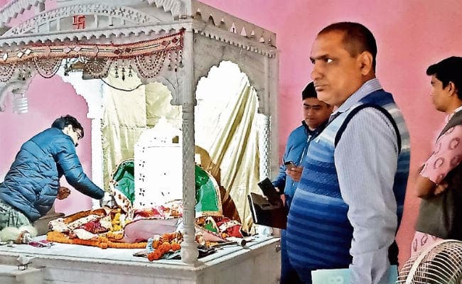 घाटशिला : दादी मंदिर से 10 लाख की चोरी, विरोध में बंद रहा बाजार