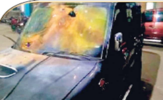 कोलकाता : तृणमूल विधायक की गाड़ी पर फायरिंग के साथ बमबाजी, ड्राइवर सहित तीन की मौत