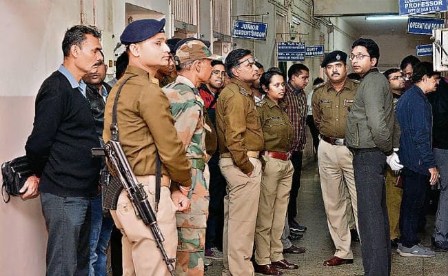 रांची : डॉक्टर के चेंबर में मिला खून का धब्बा, आलमारी के नीचे मिले जैकेट से खुला राज, जानें