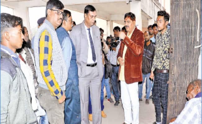 धनबाद  :  पीएमसीएच में दवा नहीं मिलने पर परिजनों का हंगामा