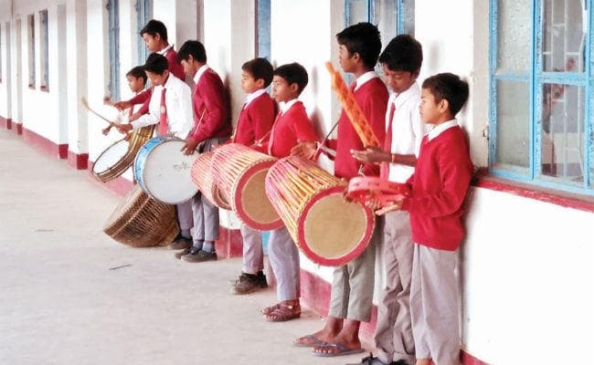 स्कूल-घंटी की जगह जहां बजता है नगाड़ा