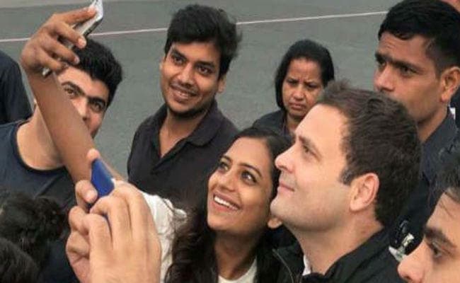 टेंशन में नहीं हैं राहुल गांधी, बैठकों के बीच खान मार्केट पहुंचे, खिंचवाईं सेल्फी