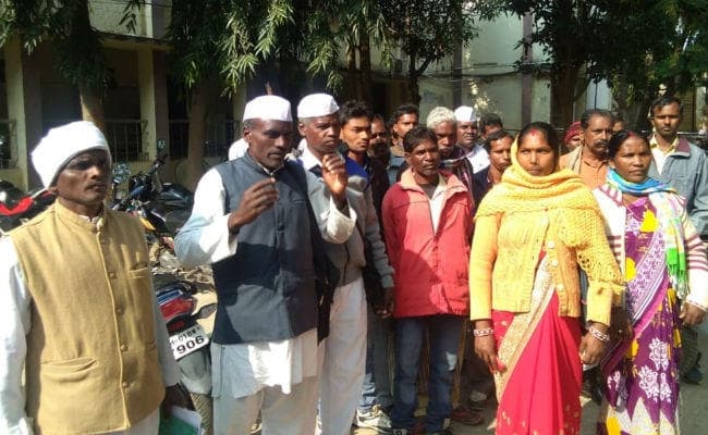 गुमला : 64 साल पुराने स्कूल को बंद करने का विरोध