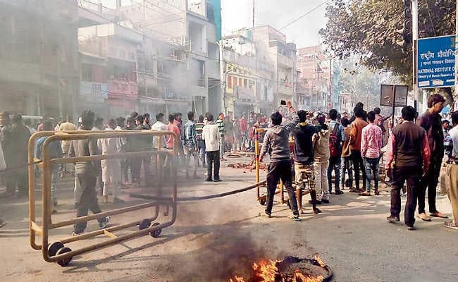 पटना : आलम की हत्या के खिलाफ सड़क पर उतरे परिजन व लोग, लगा भीषण जाम