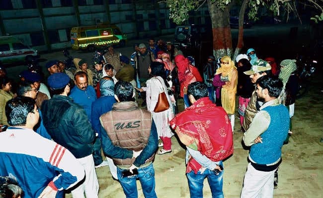 पटना  : पुलिस और नर्सिंग छात्राओं के बीच भिड़ंत, पुलिस ने लाठियां चटका  कर हटाया