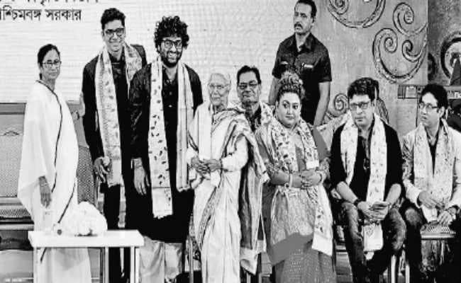 कोलकाता : मुख्यमंत्री ने संगीत जगत की हस्तियों को किया सम्मानित