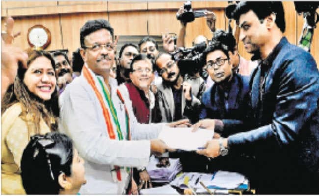 कोलकाता : मेयर बनते ही अपनी टीम के लिए प्रचार में उतरे फिरहाद