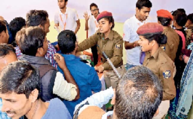 भागलपुर  :  नियोजन मेले में फार्म मिलने में हुई देरी तो छात्रों ने मचायी लूटपाट, अफरातफरी