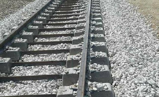 जमुई: रेललाइन पर मिली युवक की सिरकटी लाश, ढाई घंटे तक मेन लाइन पर बाधित रहा आवागमन