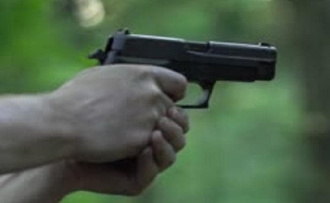 जमीनी विवाद में फूफा के अंधाधुंध फायरिंग में भतीजा जख्मी, हालत गंभीर