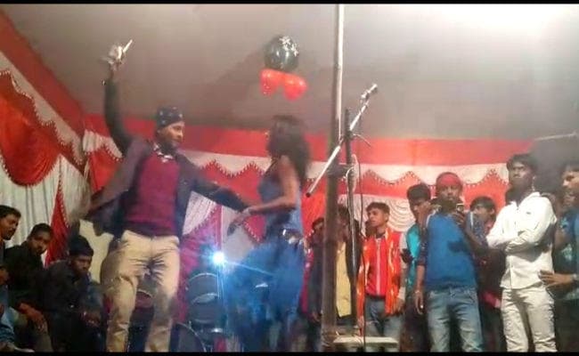 युवक ने सरेआम किया तमंचे पर डिस्को, वीडियो वायरल