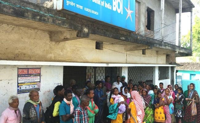 सिमडेगा : बिना किसी सूचना के एक मात्र बैंक बंद रहने से लोग हुए परेशान