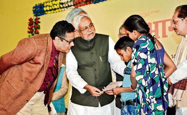 बिहारियों की मदद के लिए बनेगा प्रवास केंद्र, राज्य के बाहर नौकरी करनेवालों को दी जायेगी मदद : मुख्यमंत्री