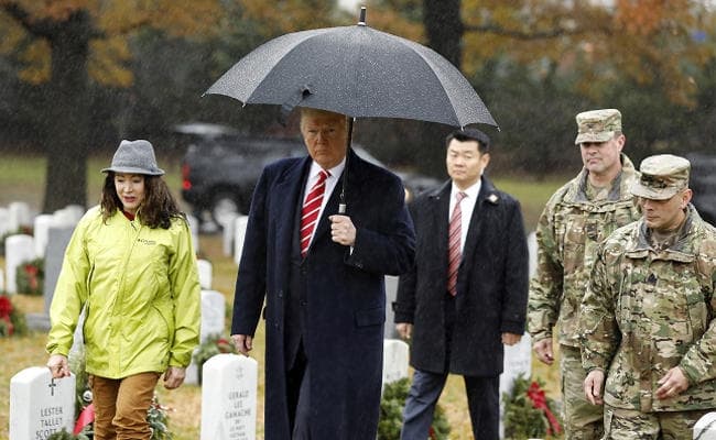 वाशिंगटन के पास सैन्य कब्रिस्तान पहुंचे ट्रंप