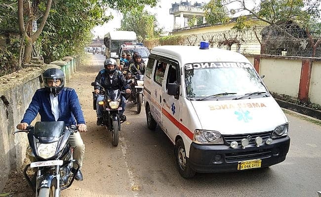 Dumka : लोइस मरांडी के घर के बाहर दम तोड़ने वाले पारा टीचर को सांसद ने दिया कांधा, बोले शिक्षक : लाठी नहीं, गोली चलवा दीजिये...