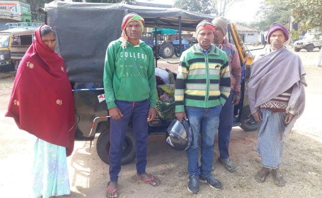 गुमला : खेत से घर लौटी महिला, बच्चे को रोता छोड़ फांसी लगाकर की आत्महत्या