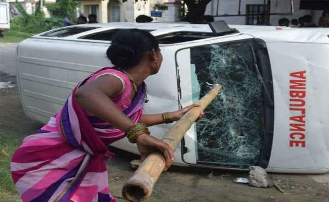 जलपाईगुड़ी : दवा देने में हुई देरी तो महिला ने मचा दिया कोहराम, अस्पताल की दवा दुकान में तोड़फोड़