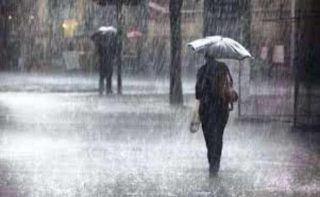 कोलकाता :  बंगाल के कई जिलों में भारी बारिश की चेतावनी