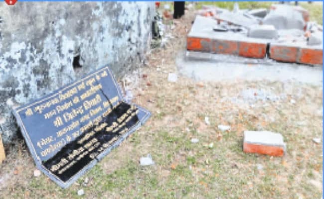 रानीगंज :   उपद्रवियों ने मेयर जितेंद्र तिवारी का शिलापट्ट तोड़ा