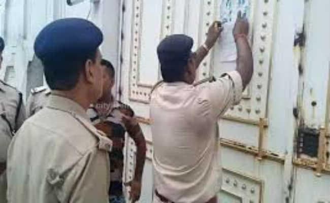 झोलाछाप डॉक्टर के घर पुलिस ने चिपकाया इश्तेहार