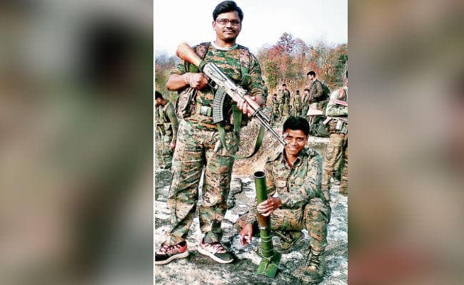 जिस पप्पू लोहरा और सुशील पर पुलिस ने रखा है इनाम, वह घूमता था कोबरा बटालियन के साथ, फोटो सोशल मीडिया पर वायरल