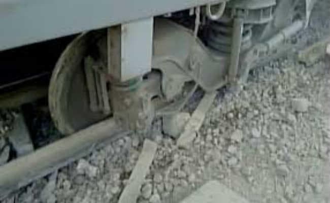 धनबाद  : शंटिंग के दौरान पटरी से उतरी धनबाद-पटना इंटरसिटी एक्स.