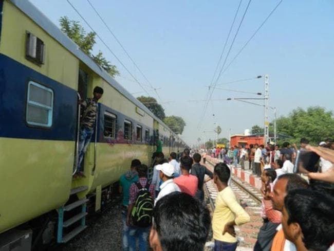 गया : पटरी में आयी दरार, दुर्घटनाग्रस्त होने से बची गया-कोडरमा इएमयू ट्रेन