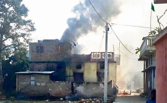 सारण : भीड़ ने हत्यारोपित समेत पांच के घर फूंके, जानें पूरा मामला