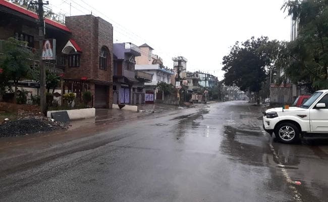 Jharkhand : रांची समेत कई जिलों में बारिश से बढ़ी ठंड, जनजीवन प्रभावित